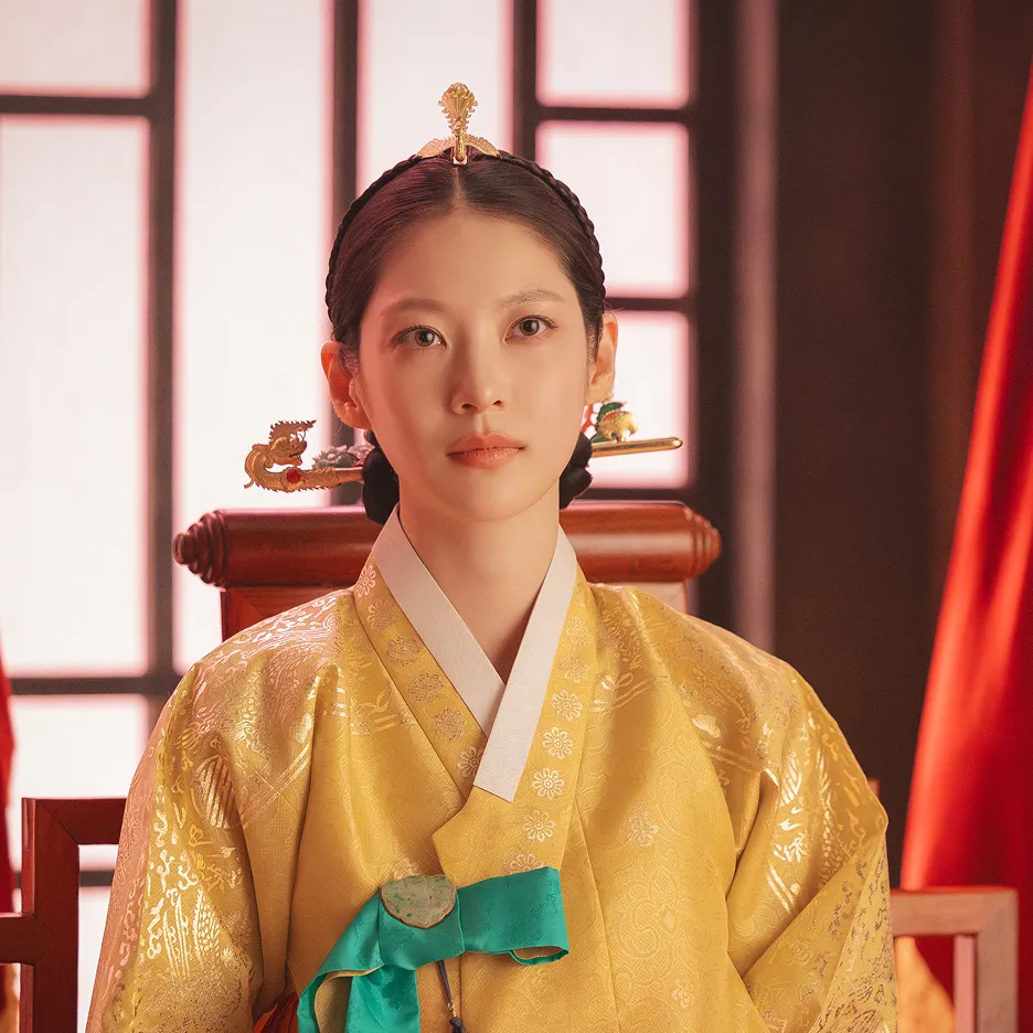 Gong Seung-yeon (공승연) as Queen Dowager Yoon Yi-rang
